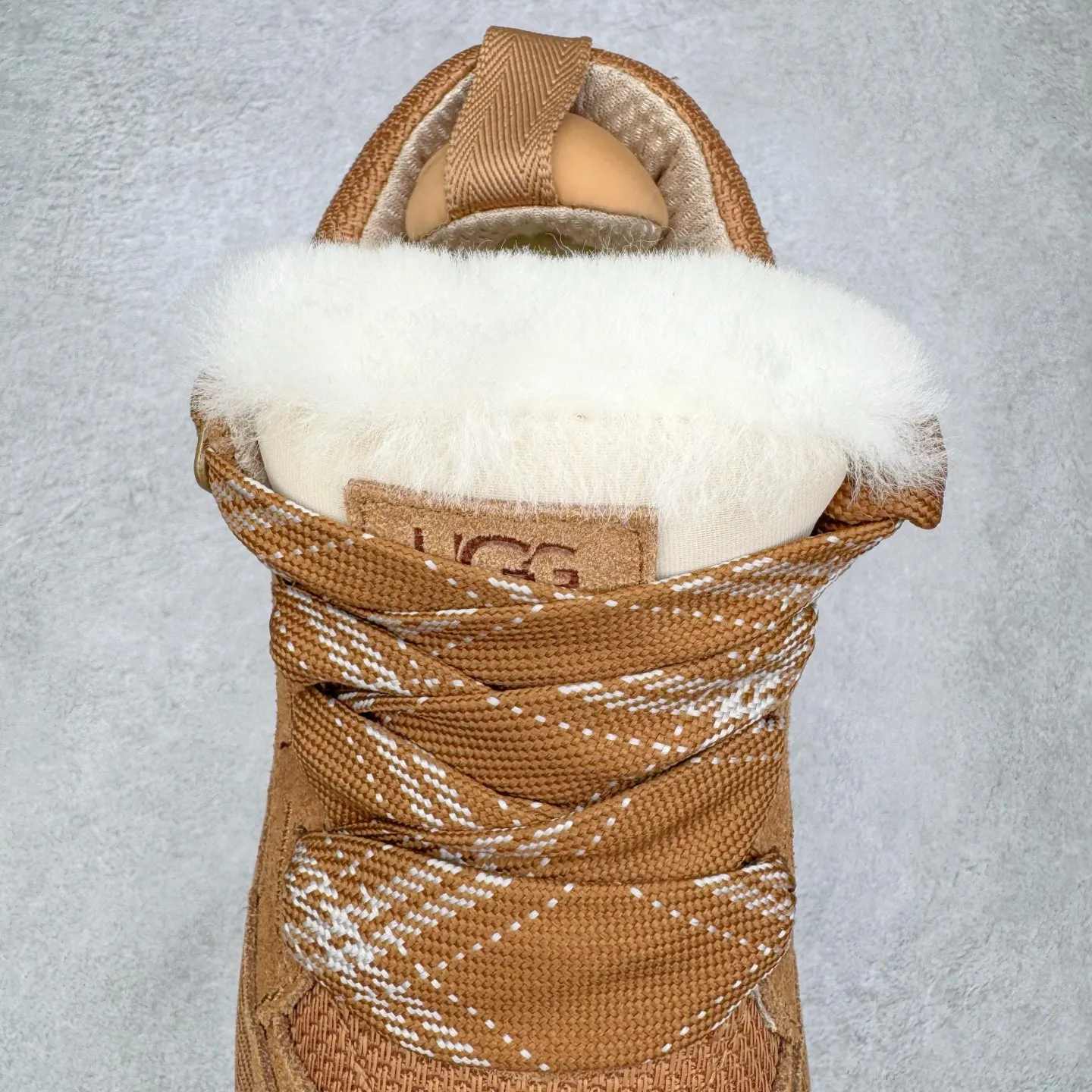 Pick up locally 💰600 UGG 4032 Meyer autumn and winter sheepskin and fur integrated snow boots. All shoes are made from the same factory as ZP. Longfeng A-grade Australian imported sheepskin and fur integrated men's and women's boots. Brand OEM production line. Fully follow the ZP process. OEM original pattern maker. Adhering to the principle of no original shoes and no development selection. Pay attention to every detail. The most authentic version on the market TREADLITE "Light Wing" technology outsole. Lightweight/durable/flexible/pile size: 35 36 37 38 39 40 41 42 43 44 45 Coding: by3936010